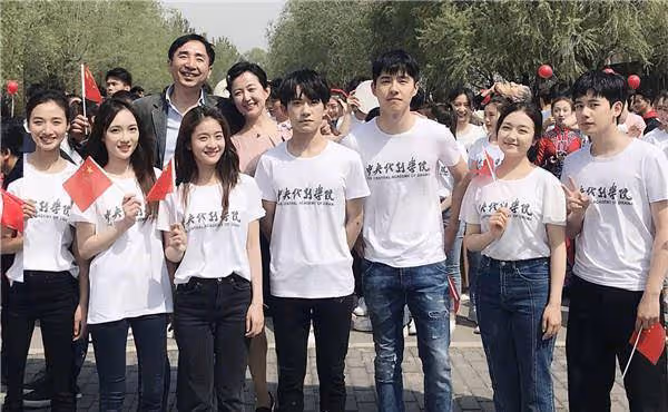 趙今麥軍訓時被偶遇，沒有了六級P圖，真實顏值還原了17歲的樣子