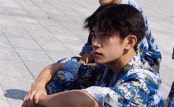 趙今麥軍訓時被偶遇，沒有了六級P圖，真實顏值還原了17歲的樣子