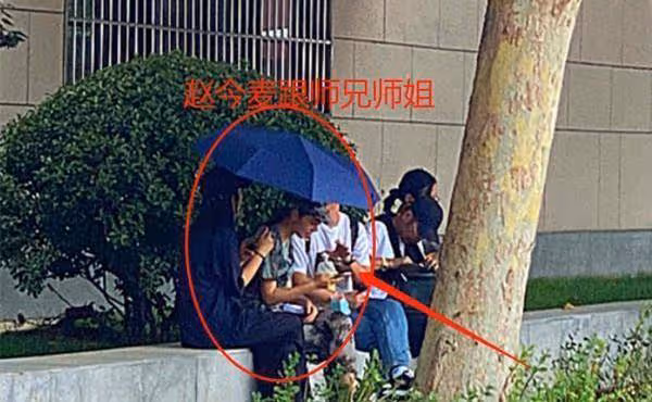 趙今麥軍訓時被偶遇，沒有了六級P圖，真實顏值還原了17歲的樣子