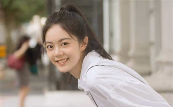 趙今麥軍訓時被偶遇，沒有了六級P圖，真實顏值還原了17歲的樣子
