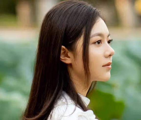 趙今麥亮相清華園出鏡開學第一課，離開美顏之後，顏值依舊能打