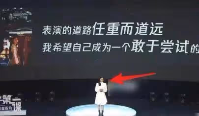 趙今麥亮相清華園出鏡開學第一課，離開美顏之後，顏值依舊能打