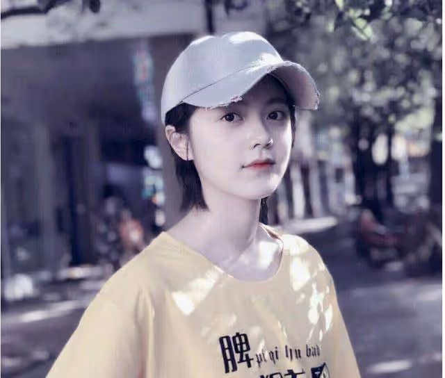 趙今麥亮相清華園出鏡開學第一課，離開美顏之後，顏值依舊能打