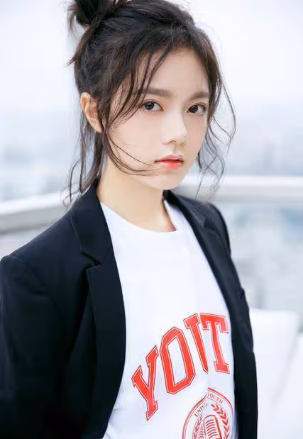 趙今麥亮相清華園出鏡開學第一課，離開美顏之後，顏值依舊能打