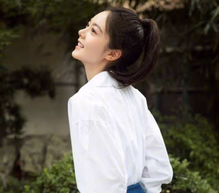趙今麥中戲開學報到，簡單率性學生裝好清爽，生圖顏值很真實