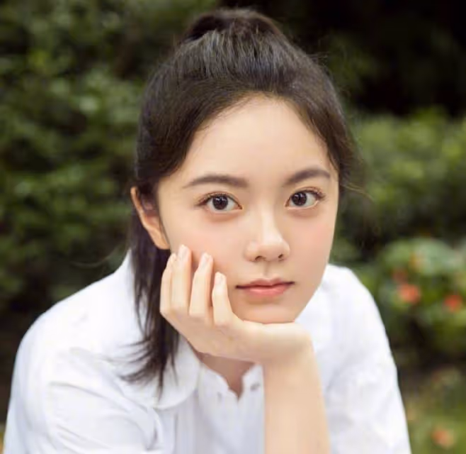 趙今麥中戲開學報到，簡單率性學生裝好清爽，生圖顏值很真實