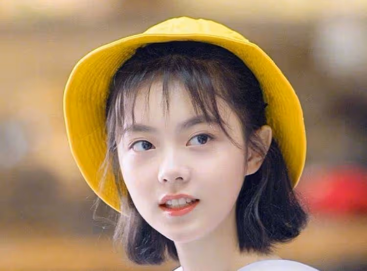 趙今麥中戲開學報到，簡單率性學生裝好清爽，生圖顏值很真實