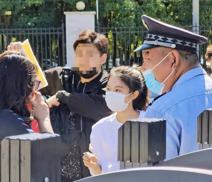 趙今麥中戲開學報到，簡單率性學生裝好清爽，生圖顏值很真實