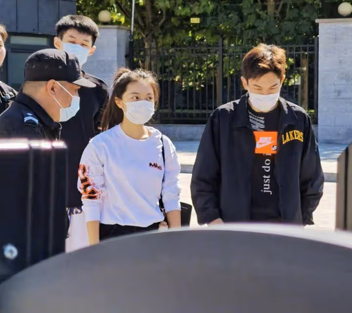 趙今麥中戲開學報到，簡單率性學生裝好清爽，生圖顏值很真實