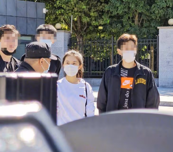 趙今麥中戲開學報到，簡單率性學生裝好清爽，生圖顏值很真實
