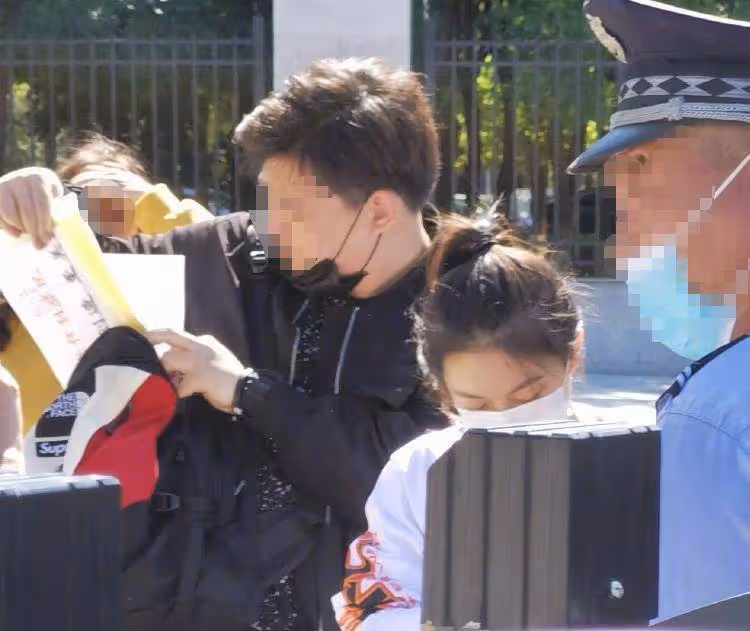 趙今麥中戲開學報到，簡單率性學生裝好清爽，生圖顏值很真實
