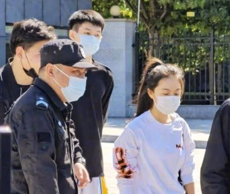 趙今麥中戲開學報到，簡單率性學生裝好清爽，生圖顏值很真實