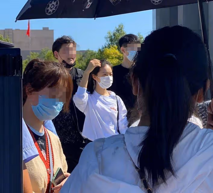 趙今麥中戲開學報到，簡單率性學生裝好清爽，生圖顏值很真實