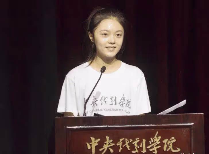 趙今麥中戲上課照曝光，位置最左邊卻很搶眼，丸子頭麥麥顏值絕了