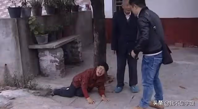 81歲大爺娶保姆，七年花光所有積蓄，保姆下跪哭求：別離婚