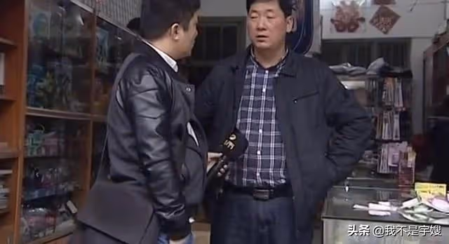 81歲大爺娶保姆，七年花光所有積蓄，保姆下跪哭求：別離婚
