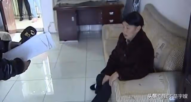 81歲大爺娶保姆，七年花光所有積蓄，保姆下跪哭求：別離婚