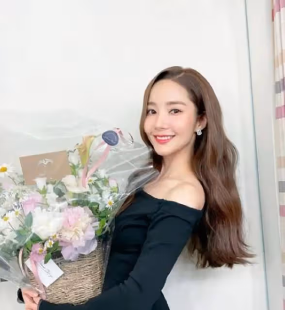 韓國女星朴敏英戀情曝光，富豪男友曾被判刑，隔天朴火速官宣分手