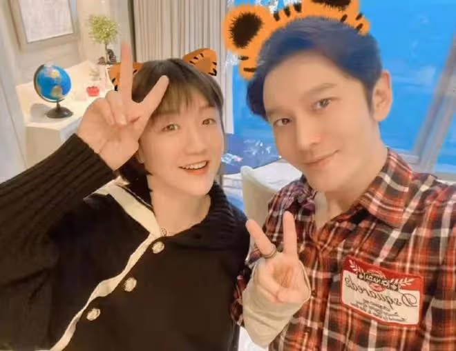 黃曉明回老家參加表弟婚禮,擔任主婚人挺拔帥氣,新娘高顏值吸睛