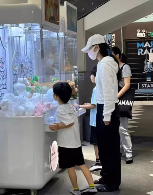 黃曉明回老家參加表弟婚禮,擔任主婚人挺拔帥氣,新娘高顏值吸睛