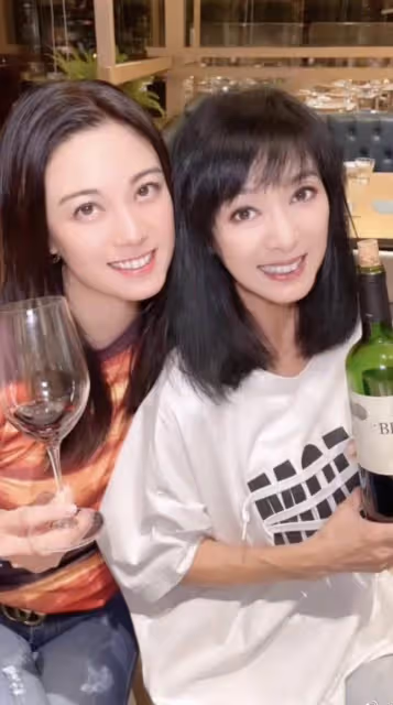TVB前花旦為圈中忘年交補過生日!兩人多次合作,相差24歲似姐妹