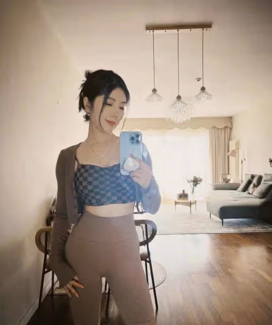 趙奕歡健身大秀S型曲線!穿緊身衣豐滿迷人,大長腿吸睛被贊女神