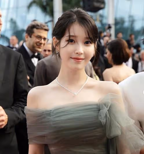 李鍾碩弟弟婚禮驚見IU親自獻唱！睽違11年同框互動，網友：求合作