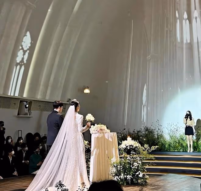 李鍾碩弟弟婚禮驚見IU親自獻唱！睽違11年同框互動，網友：求合作