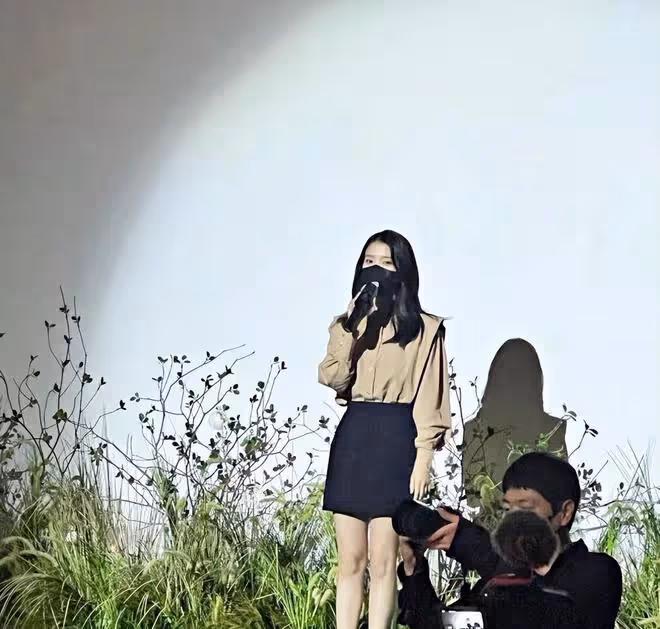李鍾碩弟弟婚禮驚見IU親自獻唱！睽違11年同框互動，網友：求合作