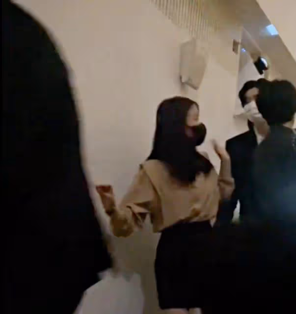 李鍾碩弟弟婚禮驚見IU親自獻唱！睽違11年同框互動，網友：求合作