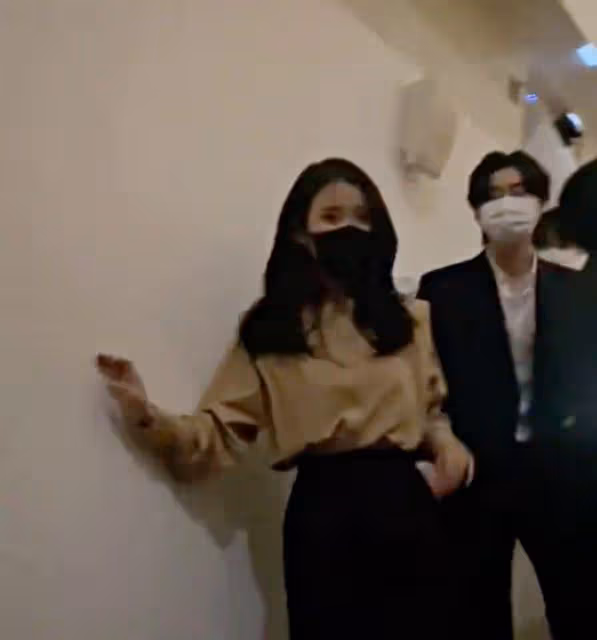 李鍾碩弟弟婚禮驚見IU親自獻唱！睽違11年同框互動，網友：求合作