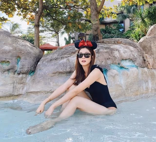 TVB前知名甜美女星曬泳裝玩水照,保養似少女,白滑大長腿搶鏡