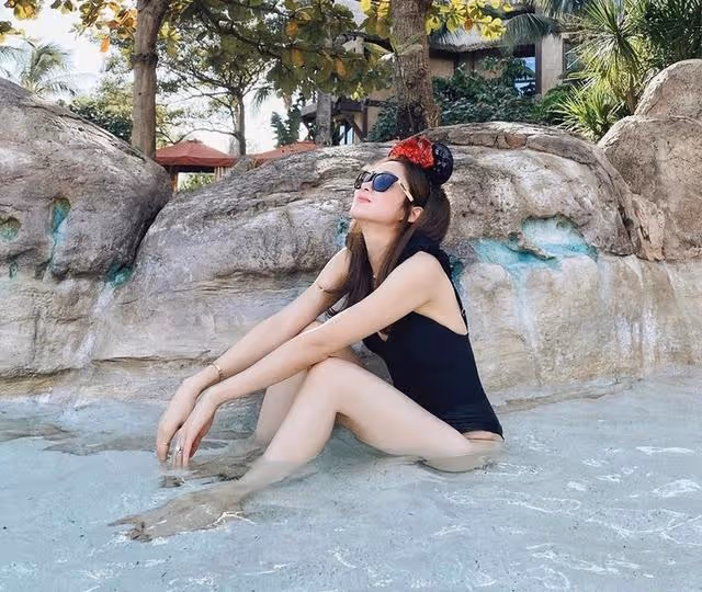 TVB前知名甜美女星曬泳裝玩水照,保養似少女,白滑大長腿搶鏡