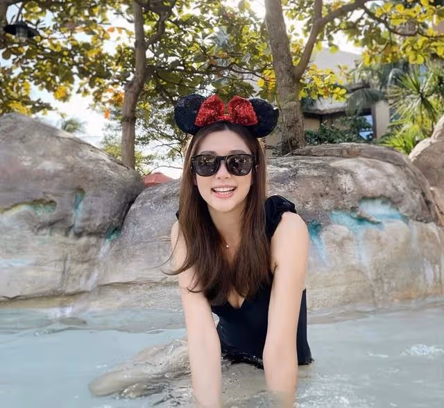 TVB前知名甜美女星曬泳裝玩水照,保養似少女,白滑大長腿搶鏡