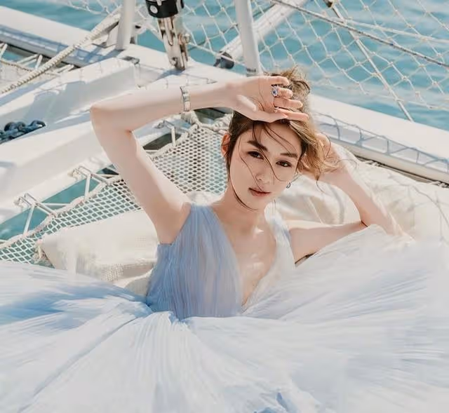 TVB前知名甜美女星曬泳裝玩水照,保養似少女,白滑大長腿搶鏡
