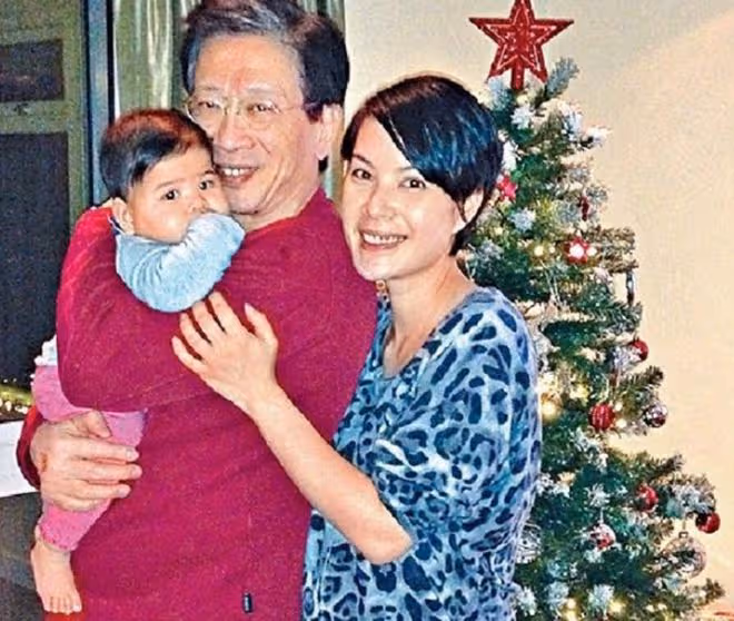 53歲女星戀情曝光!與新歡、女兒出行儼如一家人,曾痛斥前任家暴