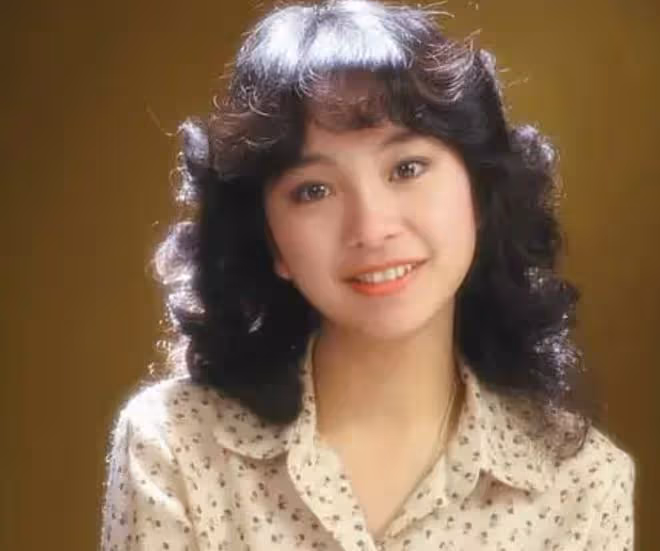 鍾鎮濤初戀近況!抗癌成功滿頭白髮精神好,嫁百億富豪41年仍恩愛