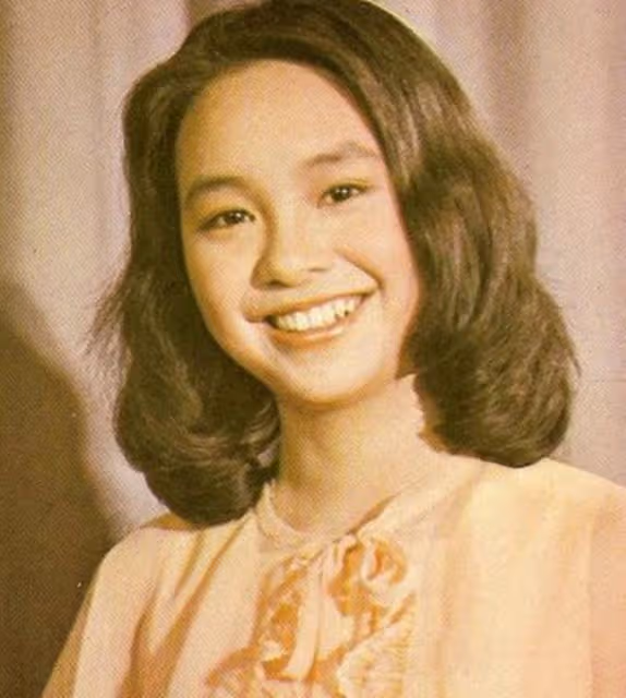 鍾鎮濤初戀近況!抗癌成功滿頭白髮精神好,嫁百億富豪41年仍恩愛