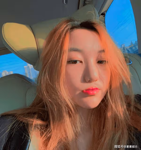 李嫣氣質變得像一個明星,化濃妝參加聚會個性十足