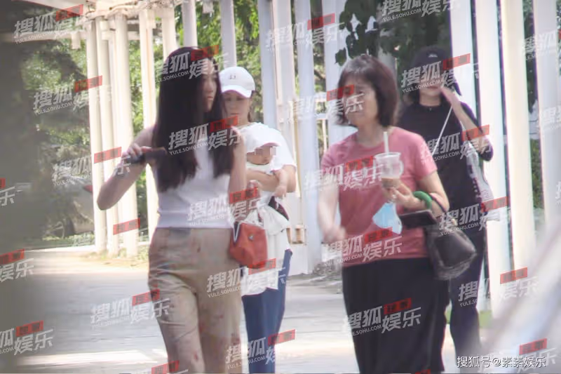 李嫣氣質變得像一個明星,化濃妝參加聚會個性十足