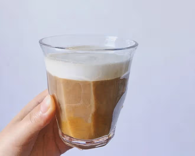手持奶泡器打出綿密奶泡