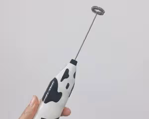 手持奶泡器打出綿密奶泡