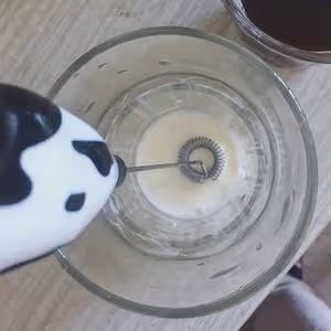 手持奶泡器打出綿密奶泡