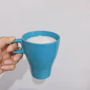 手持奶泡器打出綿密奶泡