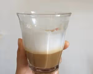 手持奶泡器打出綿密奶泡