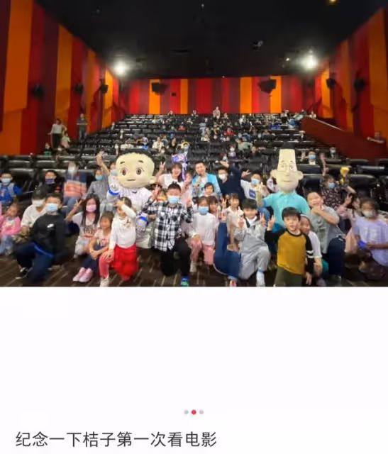 央視紅果果夫婦帶娃觀影,結婚12年兒女雙全,三歲女兒長相隨媽