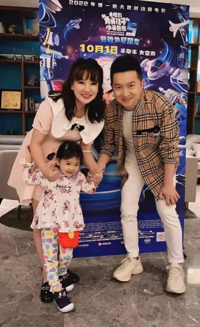 央視紅果果夫婦帶娃觀影,結婚12年兒女雙全,三歲女兒長相隨媽