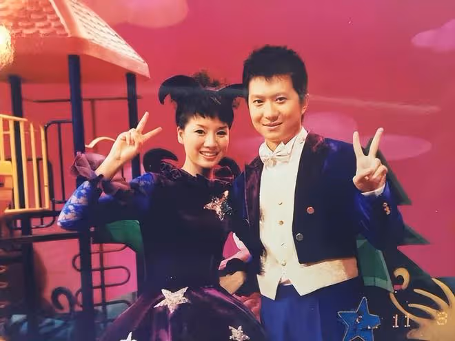 央視紅果果夫婦帶娃觀影,結婚12年兒女雙全,三歲女兒長相隨媽