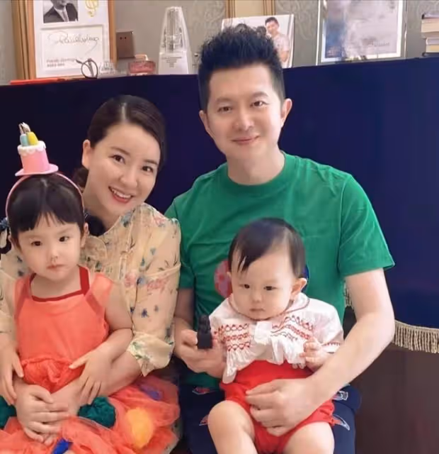 央視紅果果夫婦帶娃觀影,結婚12年兒女雙全,三歲女兒長相隨媽
