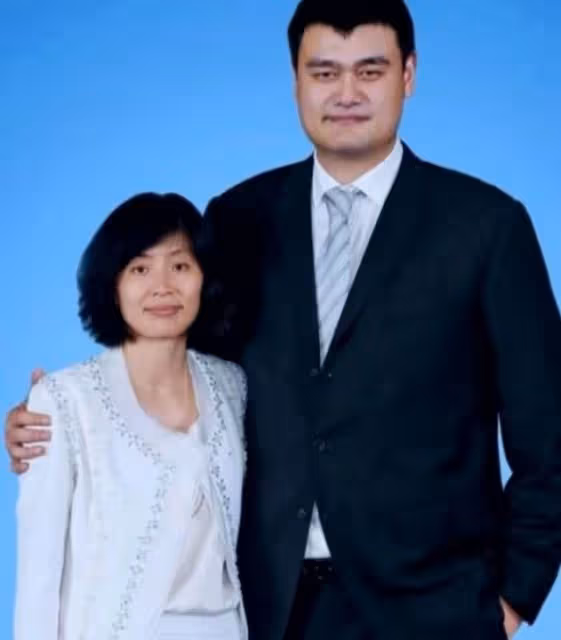 姚明行為惹爭議！多次拒絕與中國粉絲握手，網友斥其更看重外國人